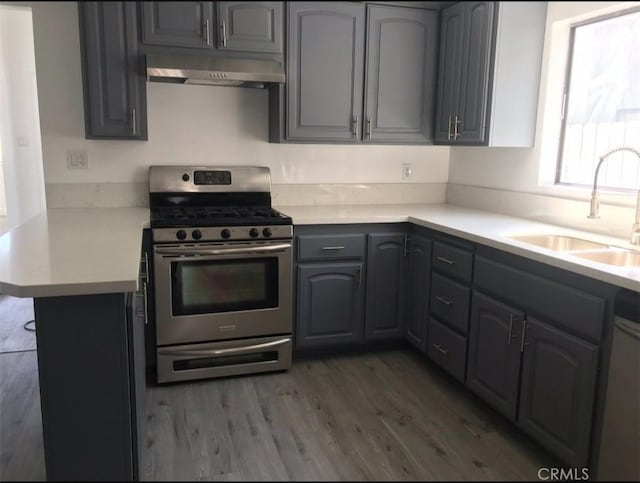 kitchen with dark wood-type flooring, stainless steel appliances, sink, and gray cabinetry