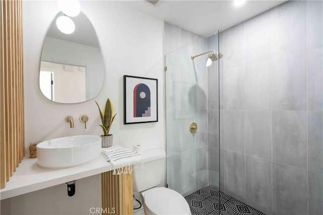 62044 Valley View Cir, Joshua Tree, CA 92252 - bathroom featuring tiled shower and vanity