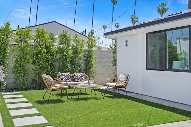 view of yard with outdoor lounge area