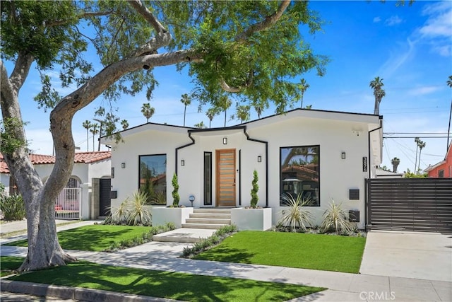 view of front of home featuring a front lawn