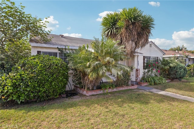 view of front of house featuring a front lawn