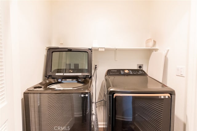 washroom featuring washer and clothes dryer