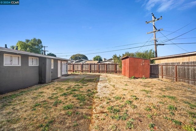 view of yard featuring a storage shed