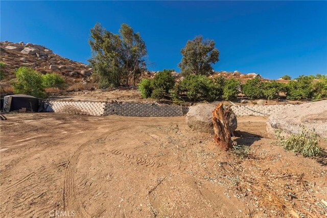 view of yard featuring a mountain view