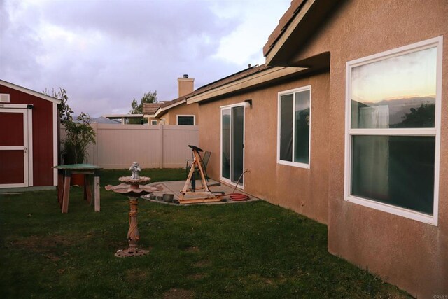 view of yard with a shed