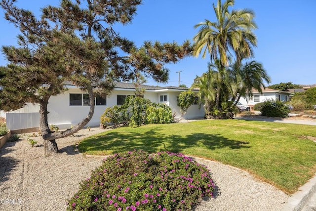 view of front facade featuring a front yard