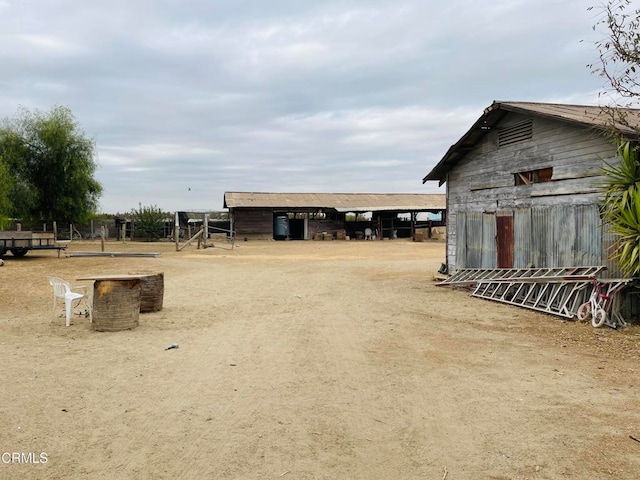 view of yard with an outbuilding