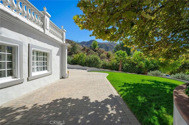 view of yard with a mountain view