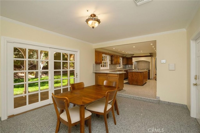 dining room with recessed lighting, visible vents, baseboards, and crown molding