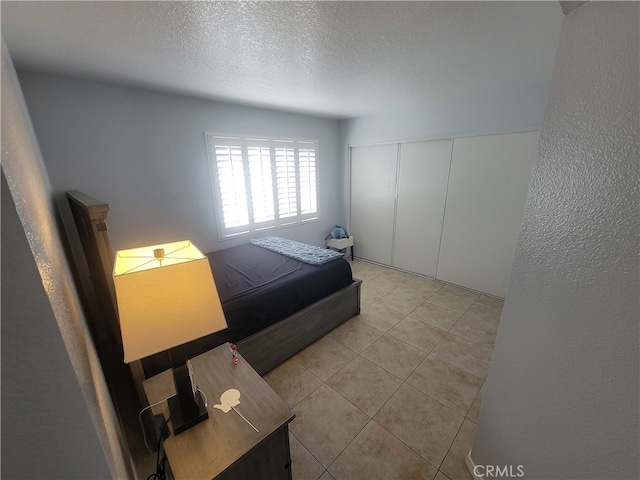 bedroom featuring a closet and a textured ceiling