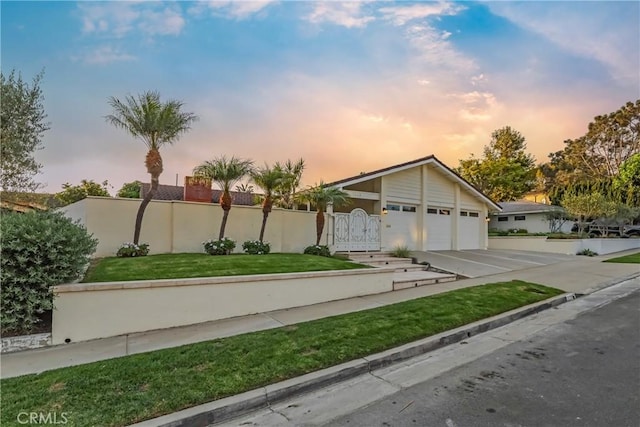 view of front of property featuring a yard