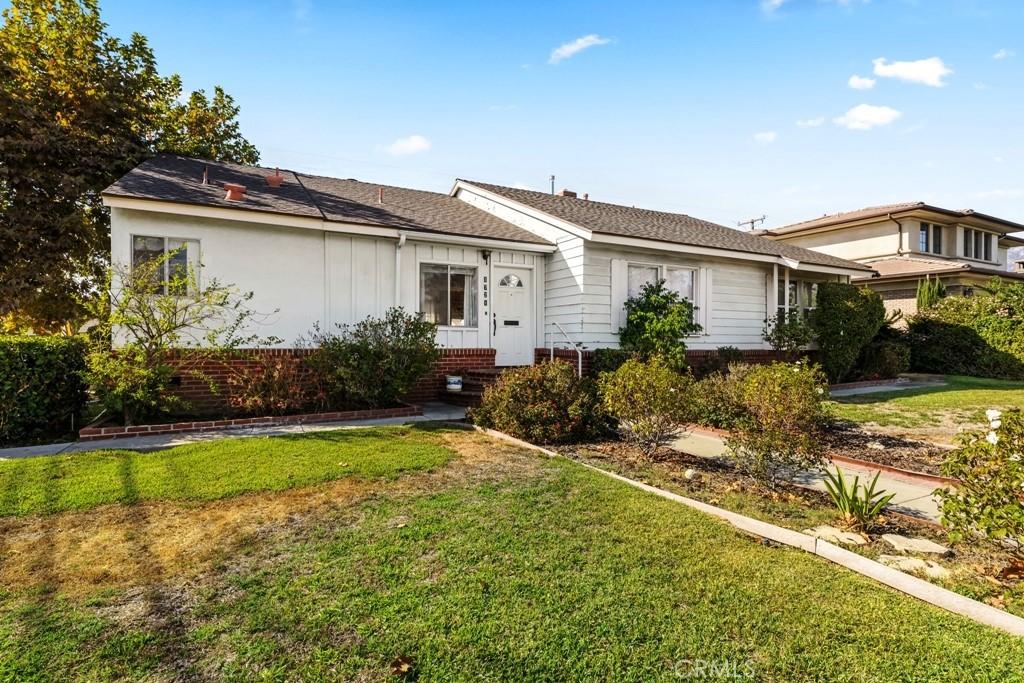 ranch-style home featuring a front yard