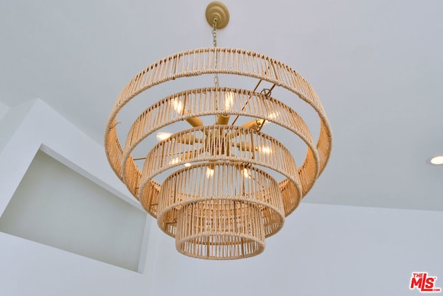 room details featuring a notable chandelier