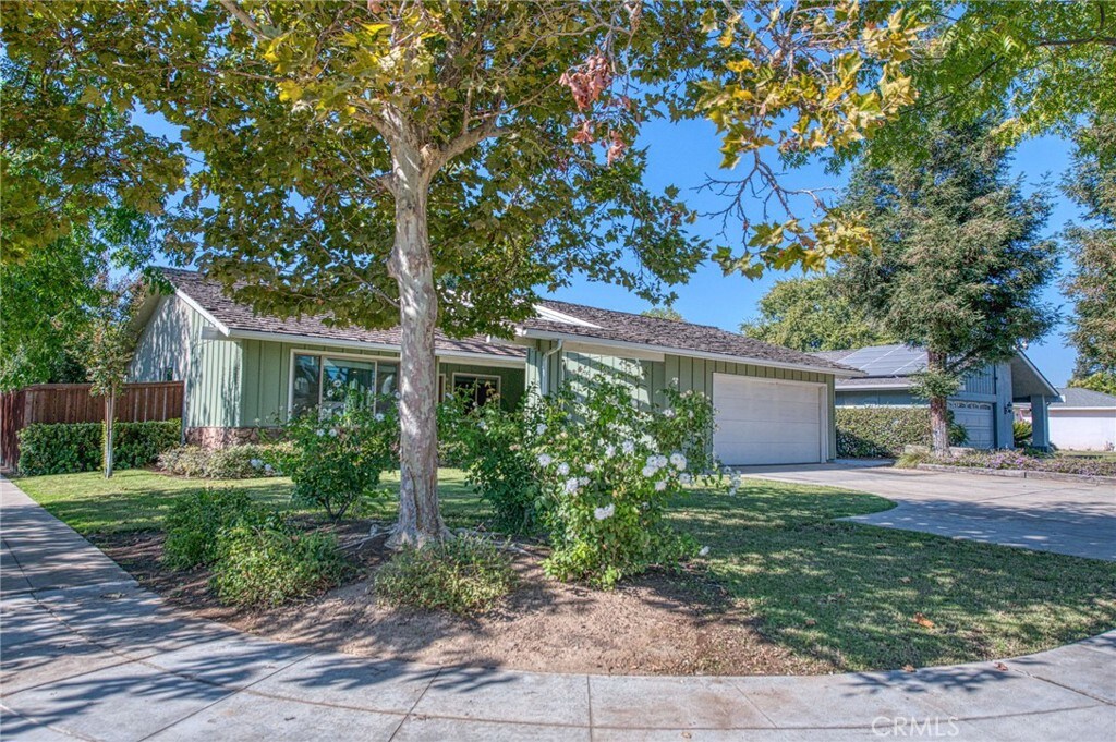 ranch-style house featuring a front yard and a garage