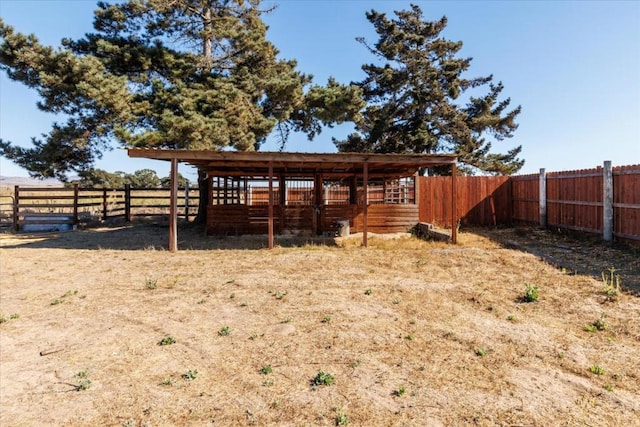 view of yard with an outbuilding