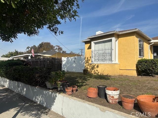 315 E 118th St, Los Angeles, CA 90061 - view of side of property with stucco siding