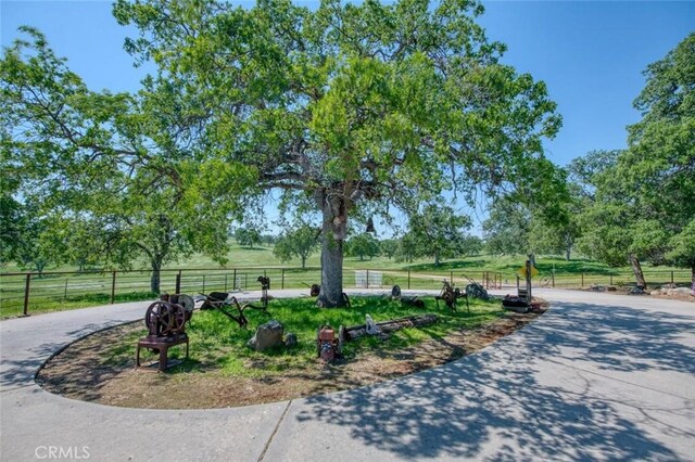 18486 Tollhouse Rd, Clovis, CA 93619 - surrounding community featuring curved driveway