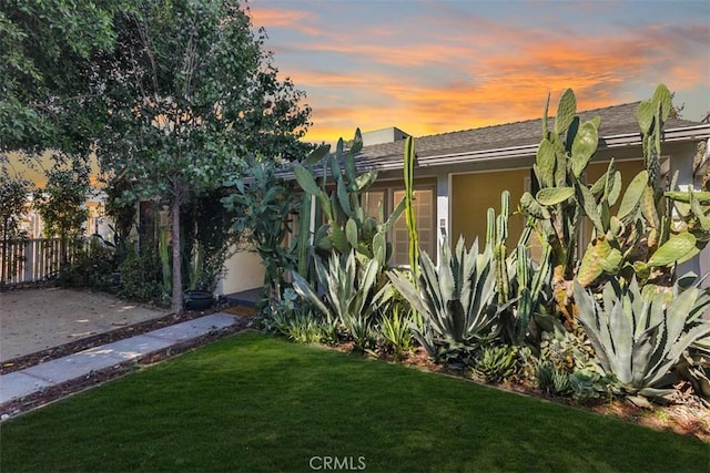 view of yard at dusk