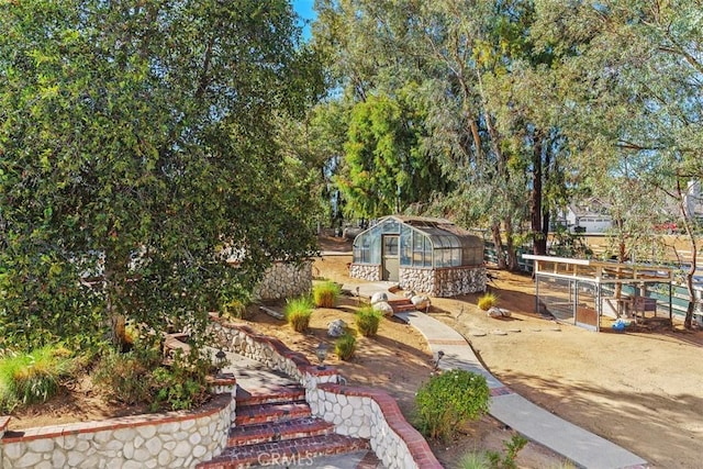 view of yard with an outbuilding