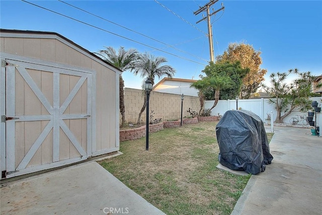 view of yard featuring a shed