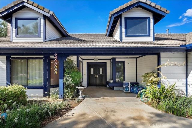 view of front of property featuring covered porch