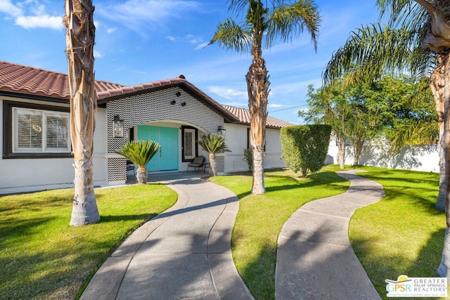 view of front of property featuring a front yard