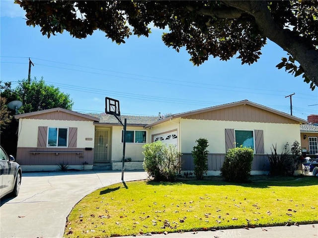 ranch-style house featuring a front lawn and a garage