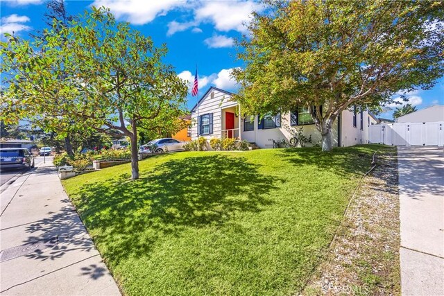 view of front of home featuring a front lawn