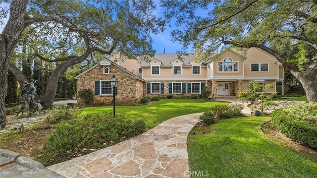 view of front facade featuring a front yard