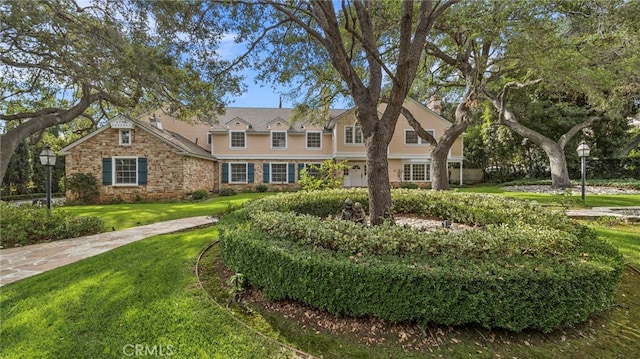 view of front of house featuring a front yard