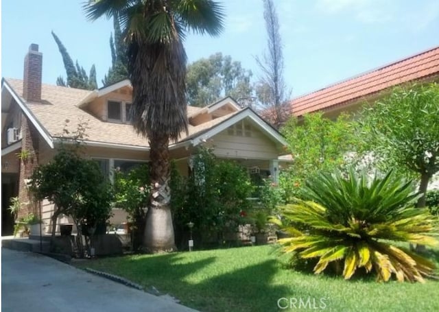 view of front facade featuring a front yard