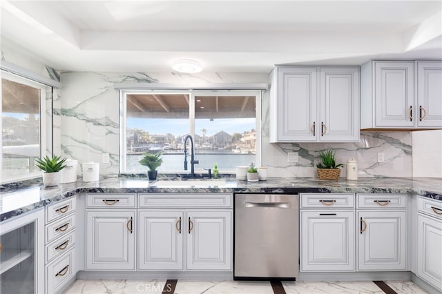 kitchen featuring decorative backsplash, a raised ceiling, beverage cooler, sink, and dishwasher