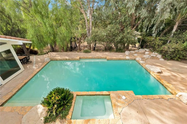 view of swimming pool featuring a patio