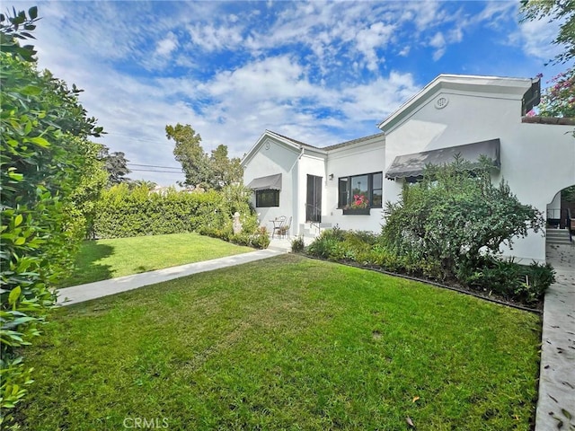 view of front of house with a front yard