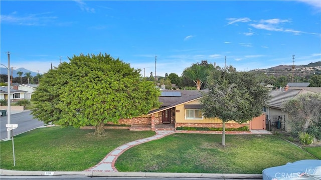 view of front of property featuring a front yard and a mountain view