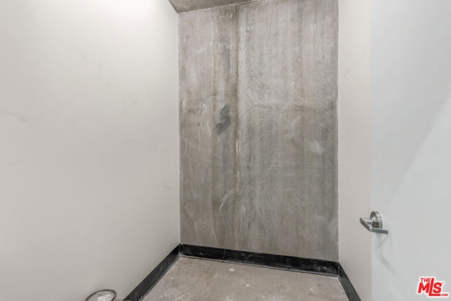 bathroom featuring concrete flooring