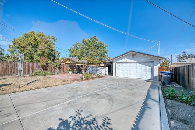 981 N Thorne Ave, Fresno, CA 93728 - ranch-style house featuring concrete driveway