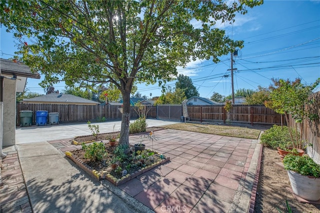 981 N Thorne Ave, Fresno, CA 93728 - fenced backyard with a patio