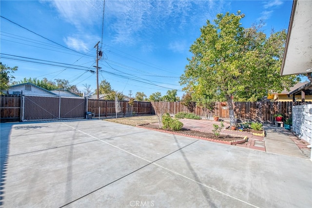 981 N Thorne Ave, Fresno, CA 93728 - fenced backyard featuring a patio area