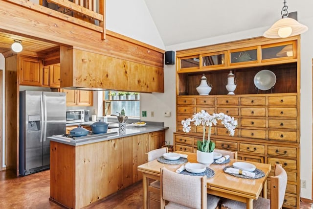 kitchen with stainless steel appliances, decorative light fixtures, kitchen peninsula, and vaulted ceiling