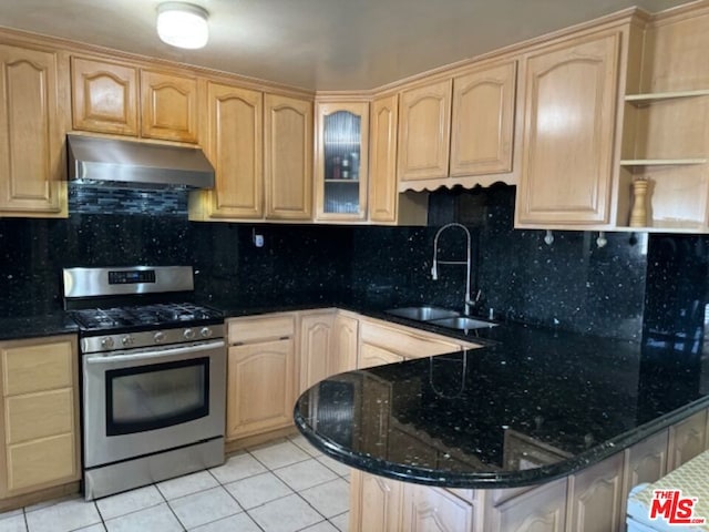 kitchen featuring gas stove, sink, light brown cabinets, kitchen peninsula, and light tile patterned floors