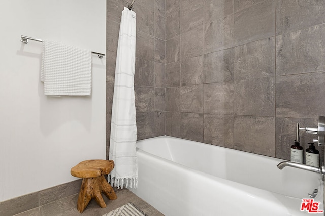 bathroom featuring shower / tub combo