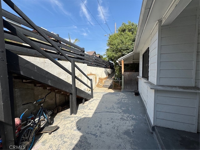 view of yard featuring a patio