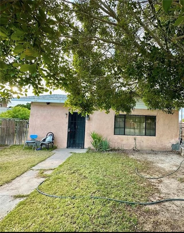 view of front of home featuring a patio and a front yard