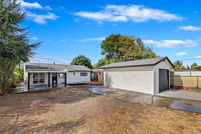 view of front of property with an outbuilding