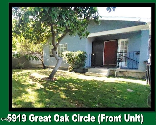 view of front of property with a front yard