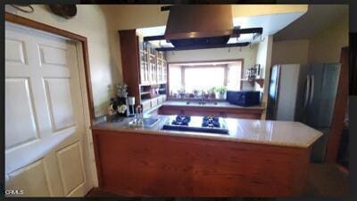 kitchen with kitchen peninsula, black gas cooktop, and refrigerator