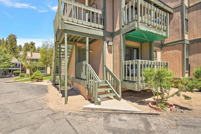 760 Blue Jay Rd Unit 10, Big Bear Lake, CA 92315 - view of exterior entry featuring a balcony