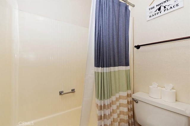 760 Blue Jay Rd Unit 10, Big Bear Lake, CA 92315 - full bathroom featuring shower / bathtub combination with curtain and toilet