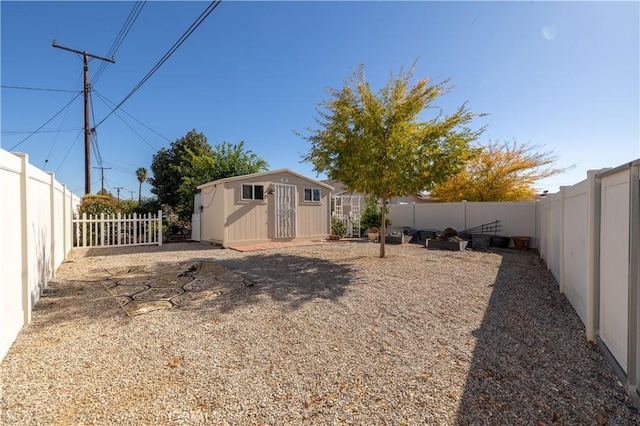 view of yard featuring a storage unit